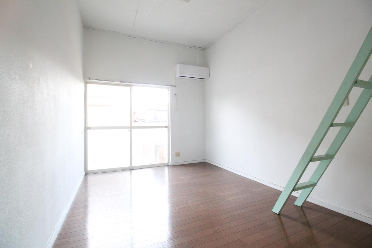 居室・リビング　フローリングのお部屋です※出窓は角部屋のみ