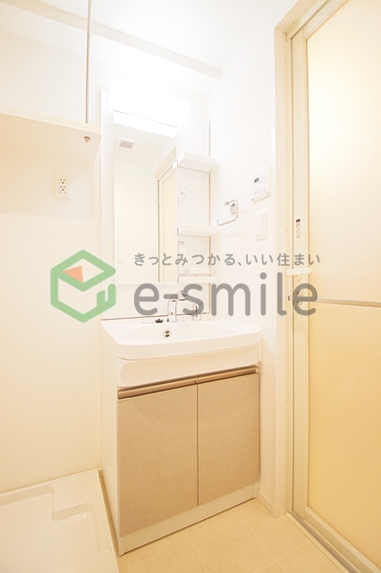 洗面設備　明るい洗面所です