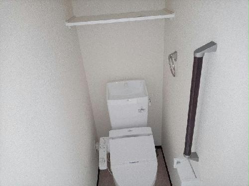 トイレ　温水洗浄機能付き便座、手すり付き