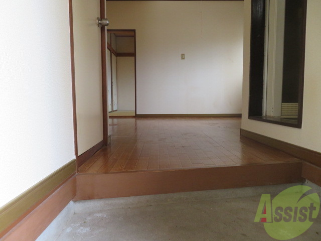 玄関　外から玄関を撮影してみました。広いリビングに繋がっています。