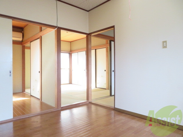 居室・リビング　こちらはリビングです。明るくていいですね．