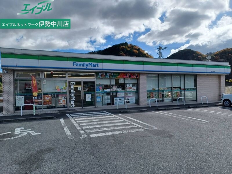 コンビニ　ファミリーマート津一志町店（コンビニ）まで77m