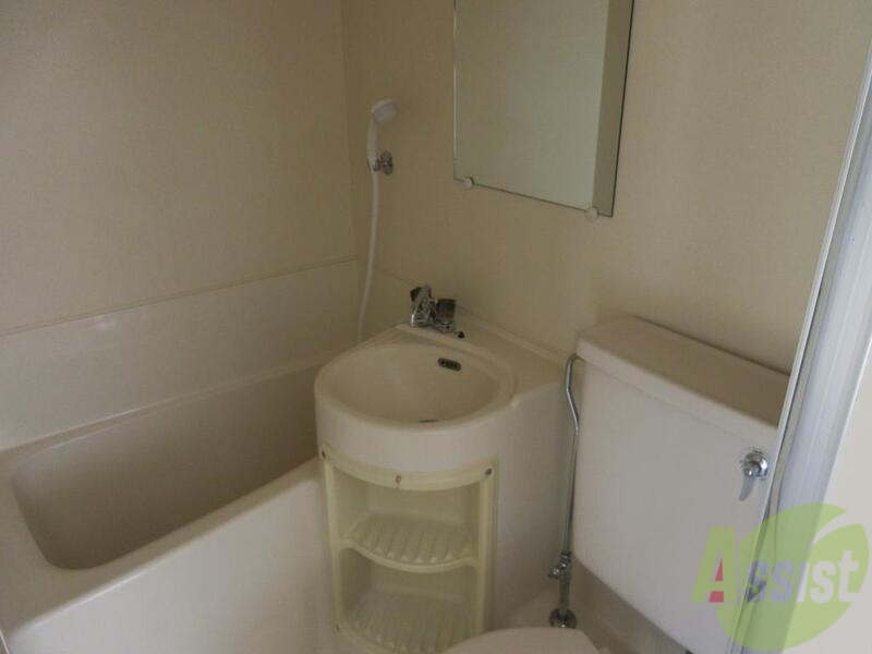 洗面設備　鏡付き洗面台です