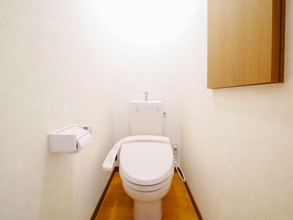 トイレ　温かみのあるトイレは快適な温水洗浄暖房便座付き！
