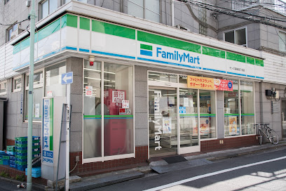 コンビニ　ファミリーマート 高輪四丁目店（コンビニ）まで135m