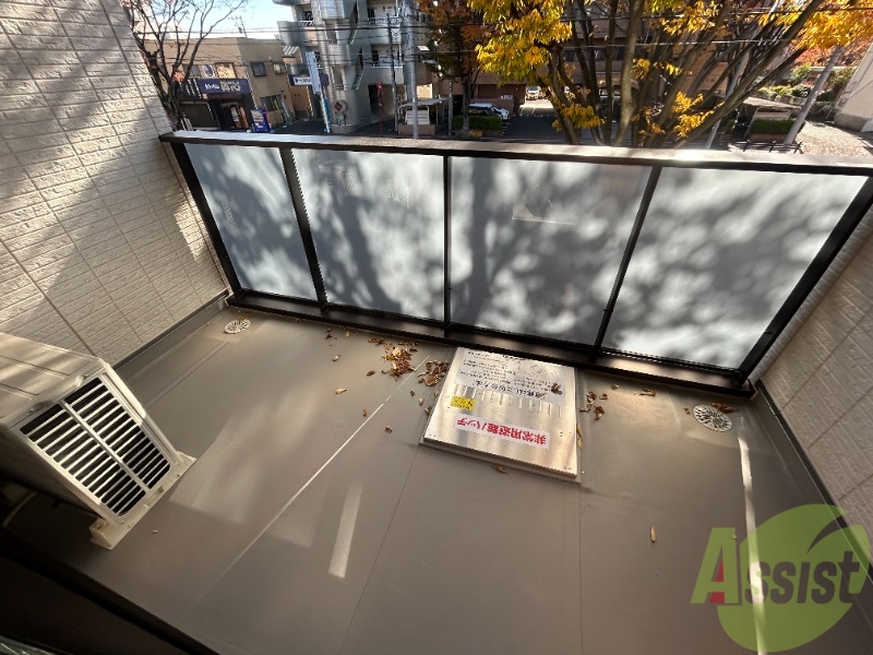 バルコニー　バルコニーは洗濯物がはかどりそうな広さがありますよ。