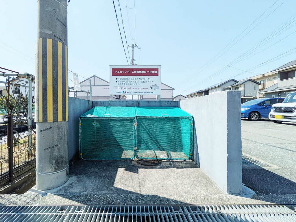 建物外観　ゴミ置き場