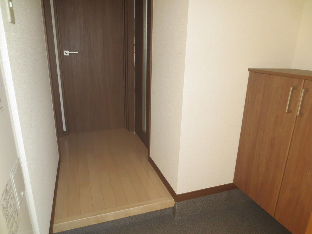 玄関　2021年3月完成の築浅オール電化アパート