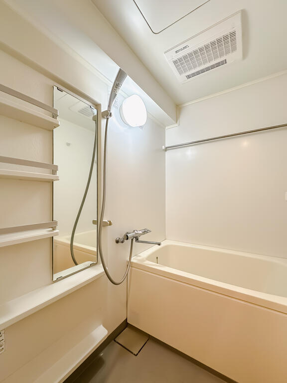 バス・シャワールーム　※写真は類似間取り別部屋。色味等異なる場合があります。