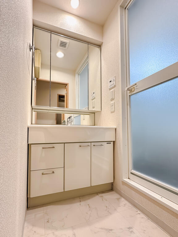 洗面設備　※写真は類似間取り別部屋。色味等異なる場合があります。