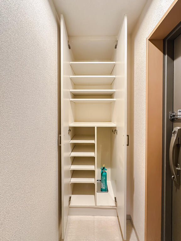 玄関　※写真は類似間取り別部屋。色味等異なる場合があります。