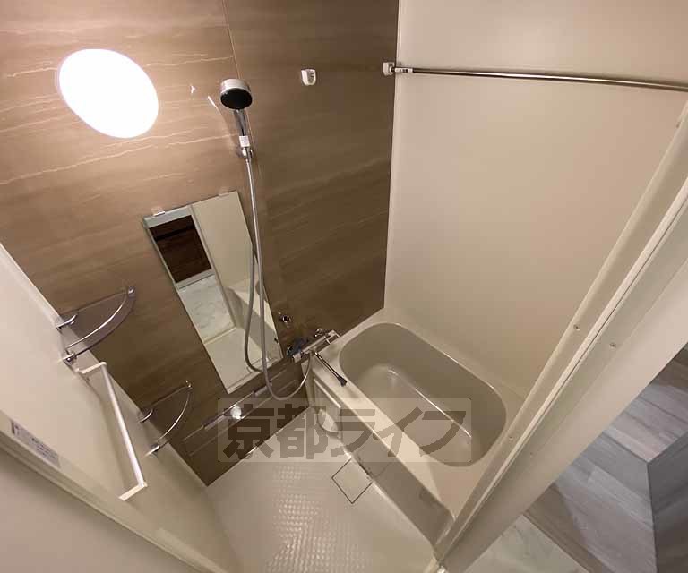 バス・シャワールーム　鏡のある便利なお風呂