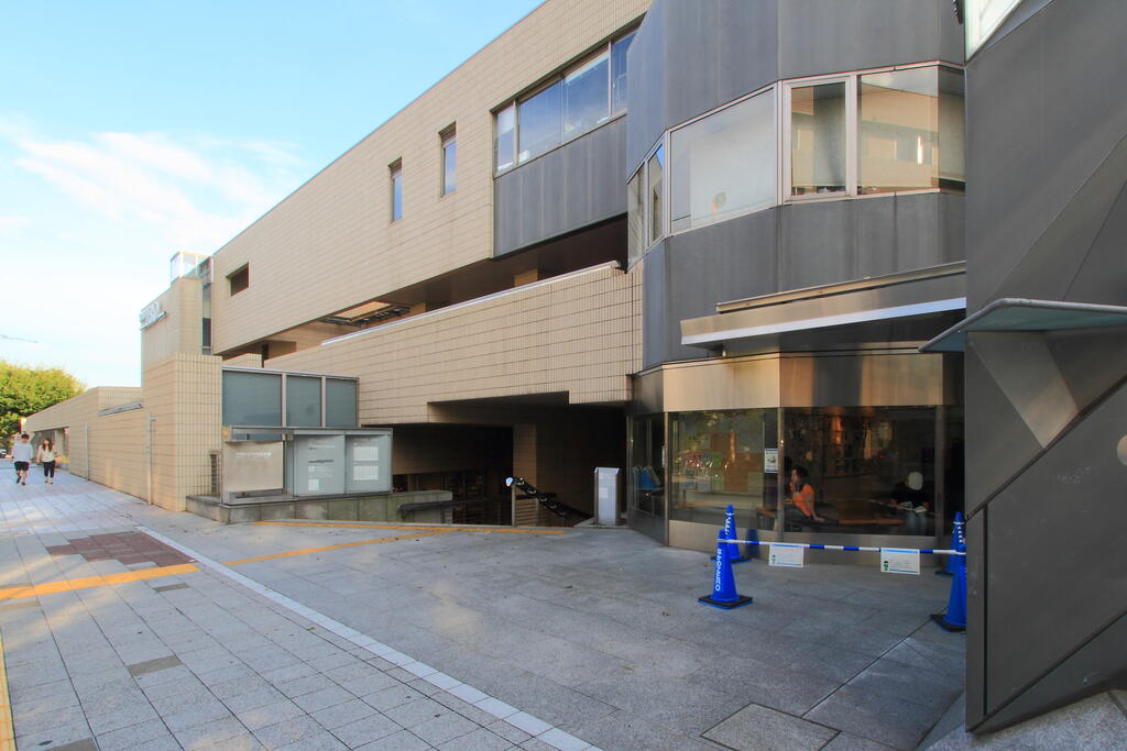 図書館　中野区立中央図書館（図書館）まで872m