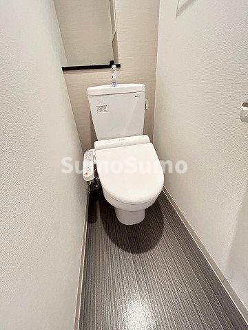 トイレ　落ち着いた色調のトイレです