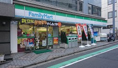 コンビニ　ファミリーマート 東京医科大学前店（コンビニ）まで105m