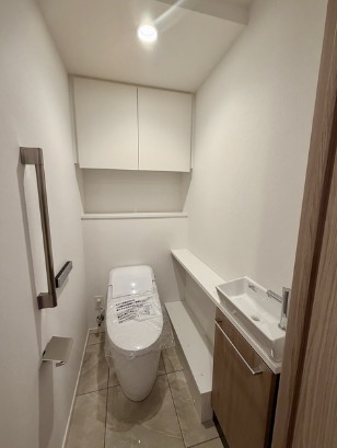 トイレ　落ち着いた色調のトイレです