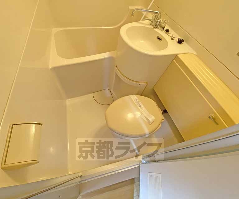 トイレ　３点ユニットバスのトイレです。