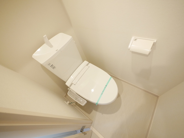 トイレ　★あってうれしい温水洗浄便座付のトイレです★