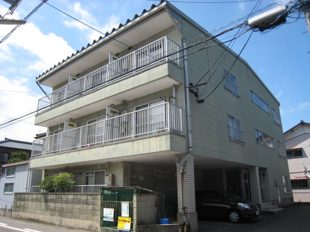 建物外観　3階建ての鉄骨造マンションです！