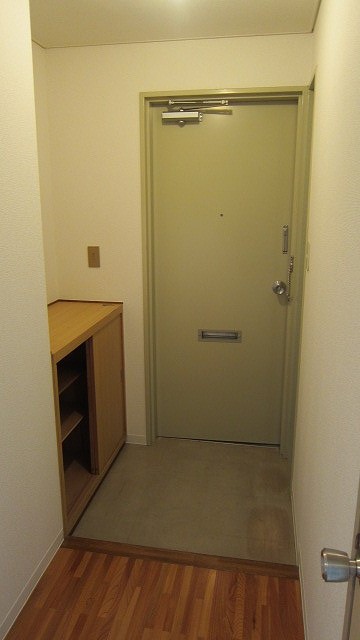 玄関　玄関はコンパクトですが、3段靴箱完備です！
