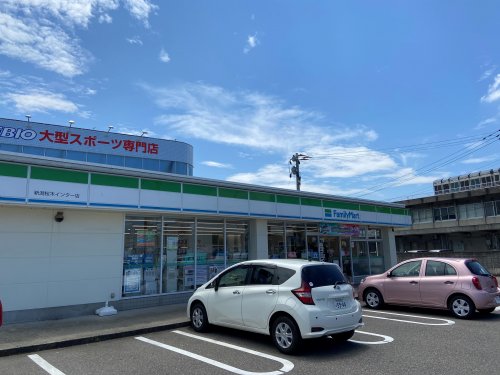 コンビニ　ファミリーマート 新潟桜木インター店（コンビニ）まで374m