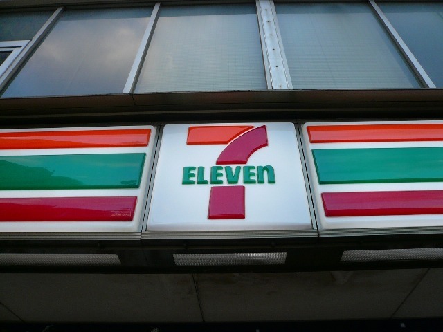 コンビニ　セブンイレブン広島光南店（コンビニ）まで172m