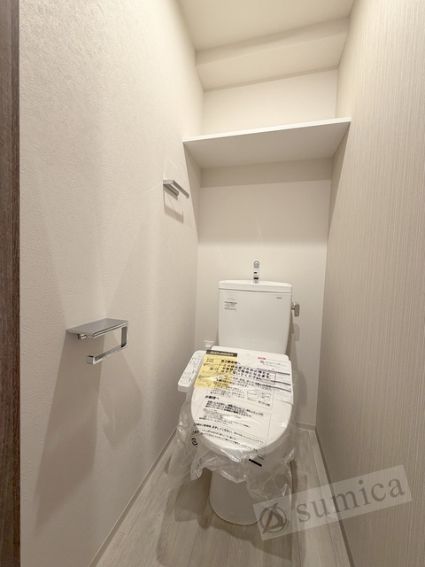 トイレ　人気アイテムの温水洗浄便座。清潔感のあるトイレです。