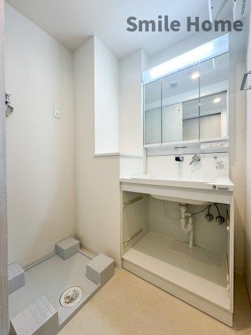 洗面設備　脱衣所には独立洗面台に洗濯機置き場もあります