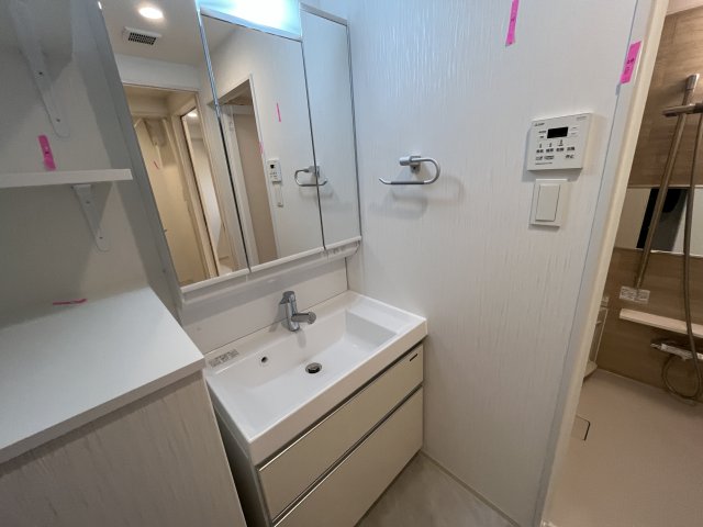 洗面設備　写真は、他部屋の反転間取りです。(現況優先)