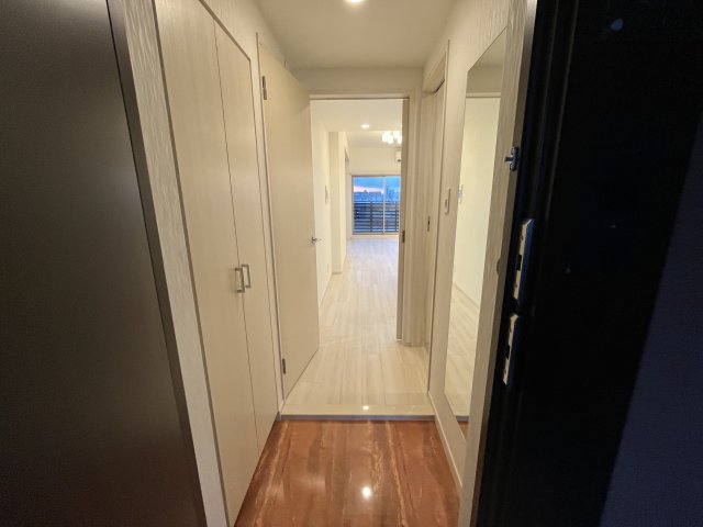 玄関　写真は、他部屋の反転間取りです。(現況優先)