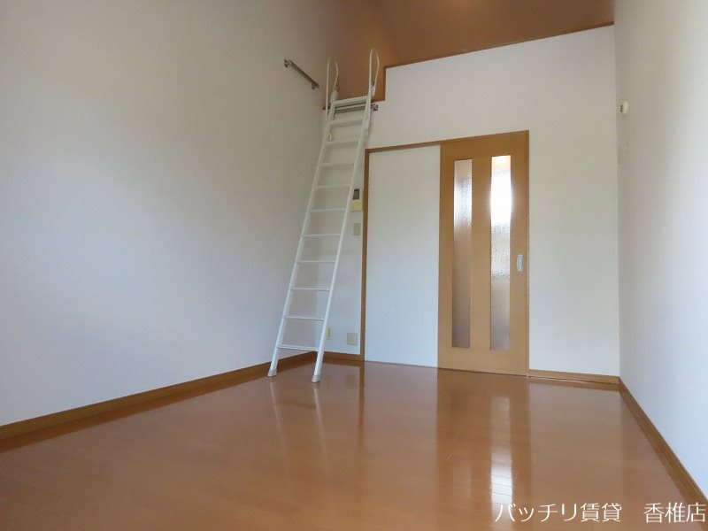 居室・リビング　別号室写真の為、現況を優先致します。