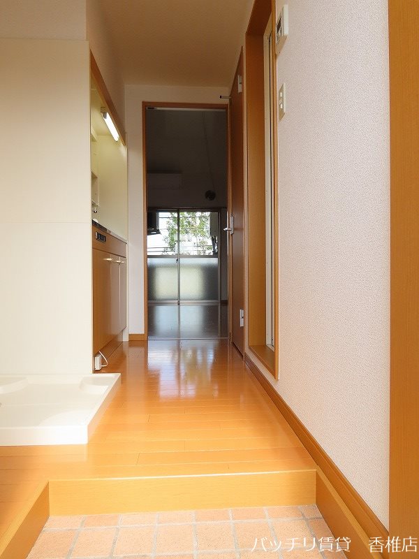 玄関　別号室写真の為、現況を優先致します。