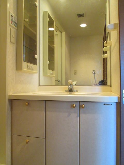 洗面設備　独立洗面化粧台です