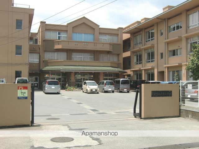 小学校　甲府市立大里小学校（小学校）まで683m