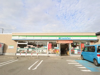 コンビニ　ファミリーマート（コンビニ）まで697m