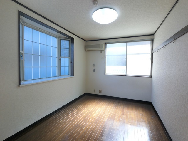 居室・リビング　ワイドな出窓付き角部屋です♪