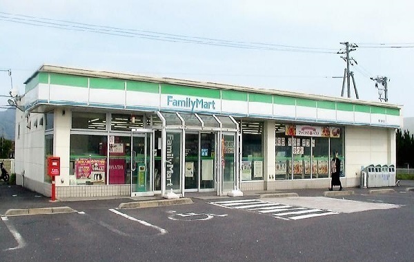その他　ファミリーマート 斐川富村店まで70m