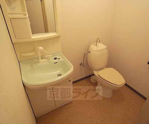 トイレ　トイレ室に洗面台もございます。