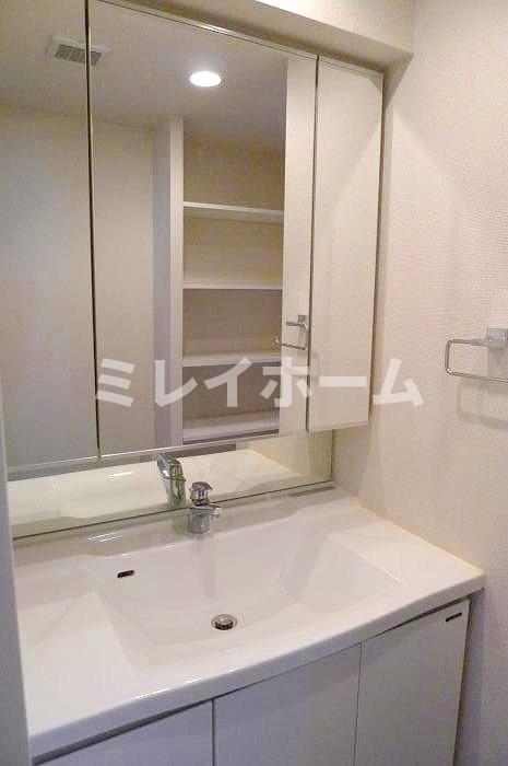 洗面設備　同建物内、別のお部屋の参考写真になります。
