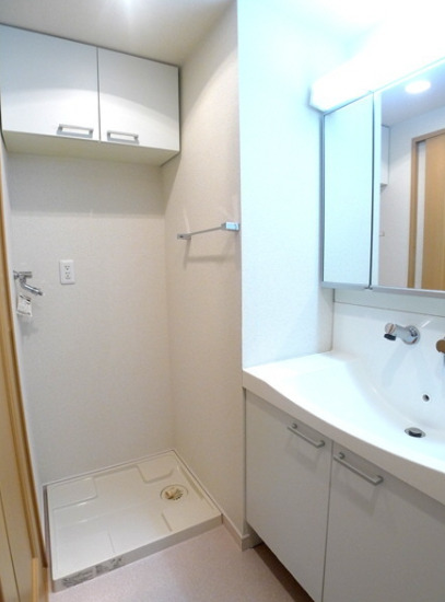 洗面設備　ゆったりとスペースのある洗面所