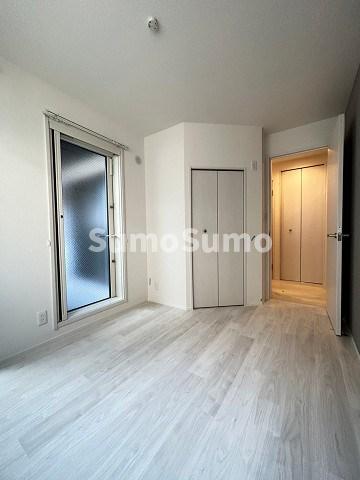 その他部屋・スペース　開放的な寝室です