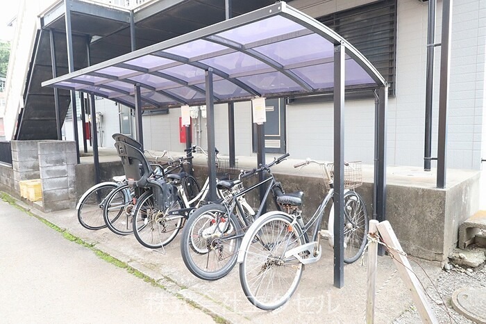 その他共有部分　屋根付きの駐輪場です。
