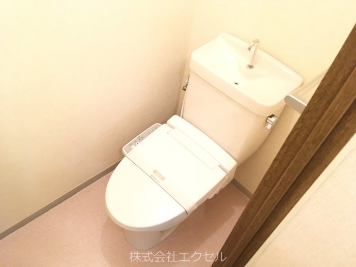 トイレ　ウォシュレット完備です。