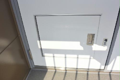 その他　玄関には宅配ボックスあり。