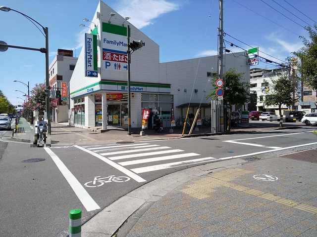 コンビニ　ファミリーマート　松山平和通五丁目店（コンビニ）まで220m