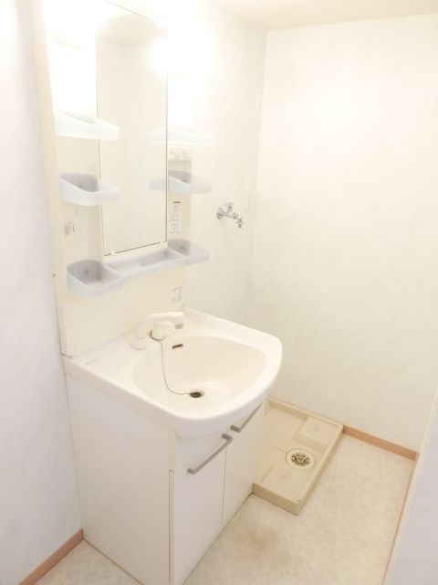 洗面設備　忙しい朝に活躍する独立洗面台です