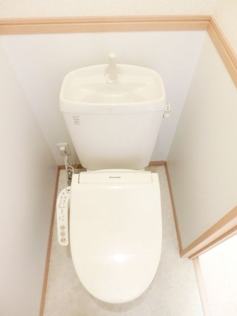トイレ　温水洗浄便座付きのトイレです
