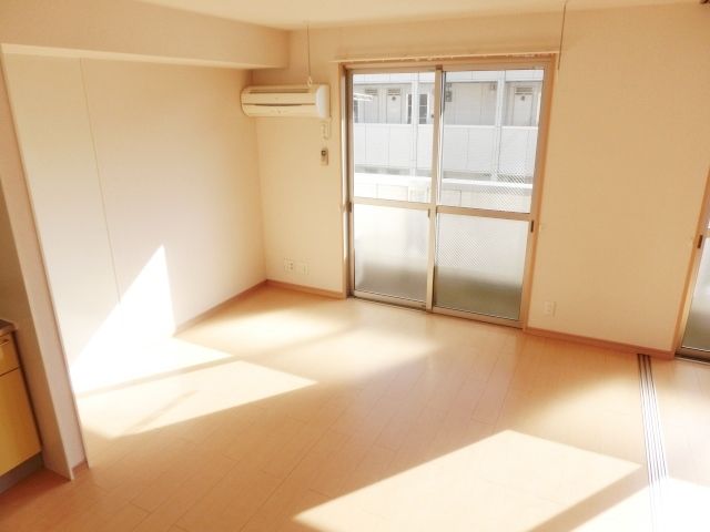 居室・リビング　エアコン付きのお部屋です