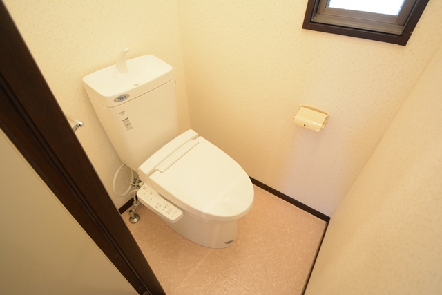 トイレ　窓付きのトイレで換気に便利です♪