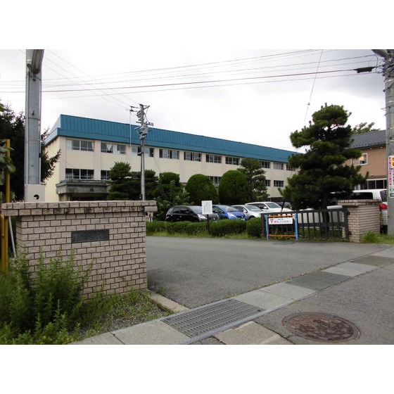 小学校　長野市立湯谷小学校（小学校）まで677m